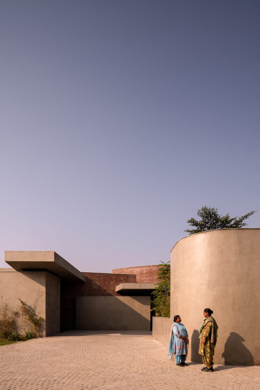 The Sanctum House 곡선 벽과 벽돌 매스