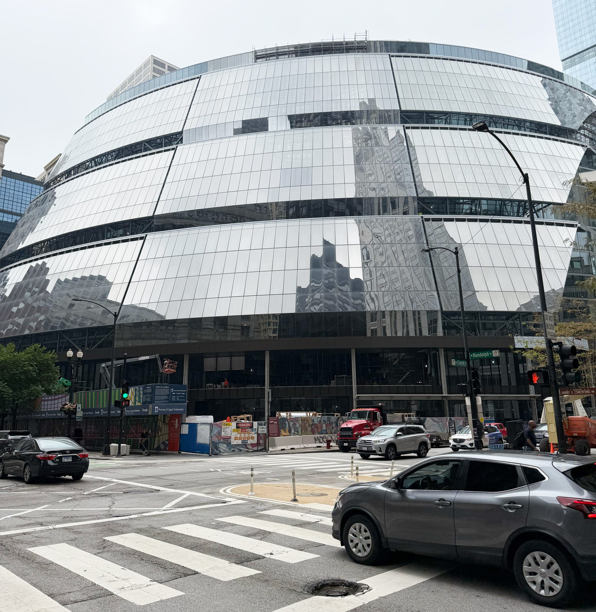 Thompson Center의 새 곡면 유리 파사드를 다른 각도에서 바라본 시카고 도심 교차로 전경