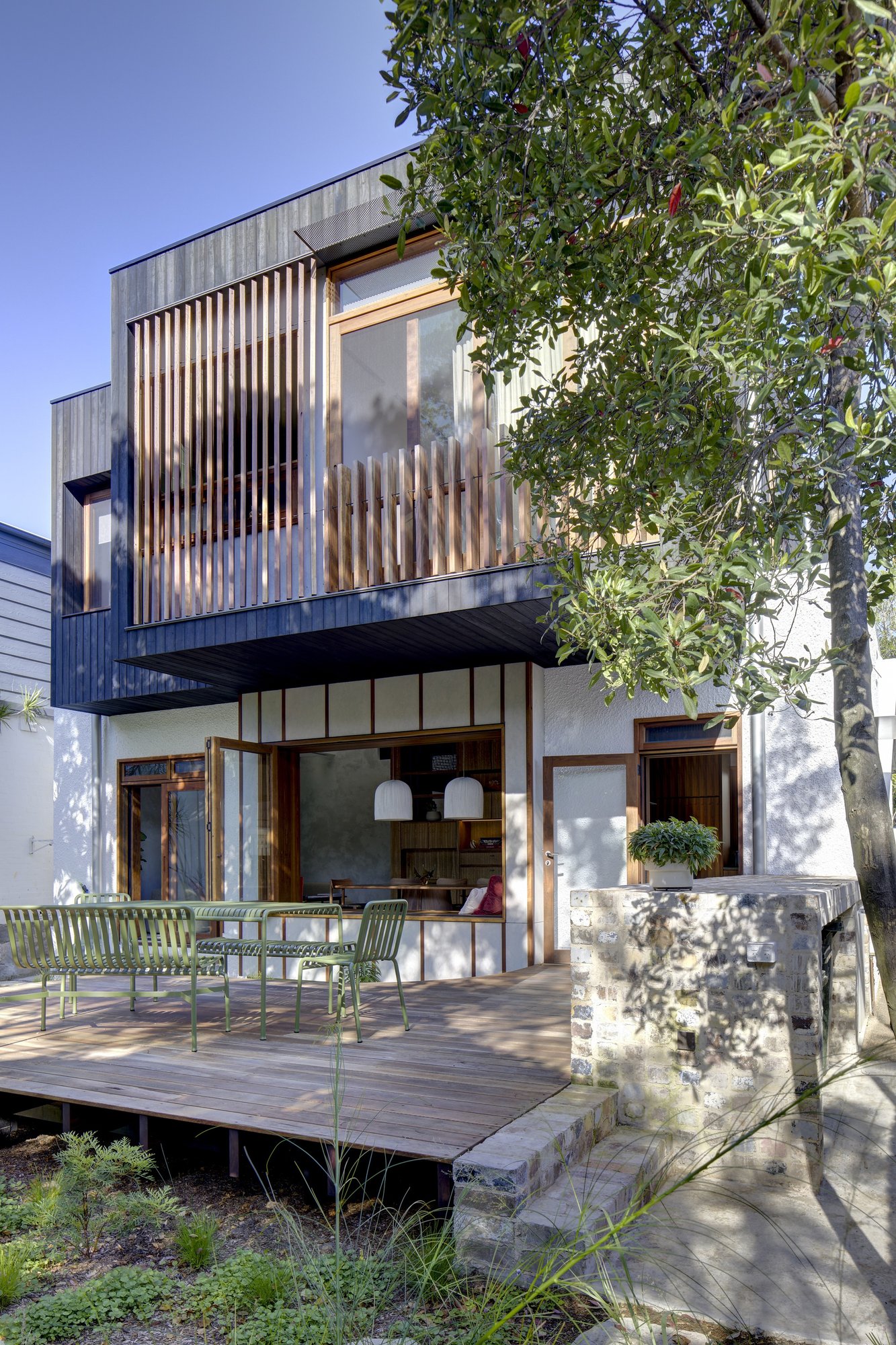 나무 사이로 보이는 Waverley House 상부 목재 증축