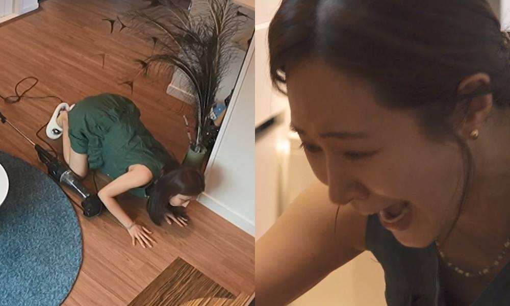 청소기를 든 채 바닥 구석을 살피는 모습