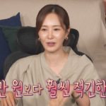화이트와 오렌지 톤으로 꾸며진 거실 전경