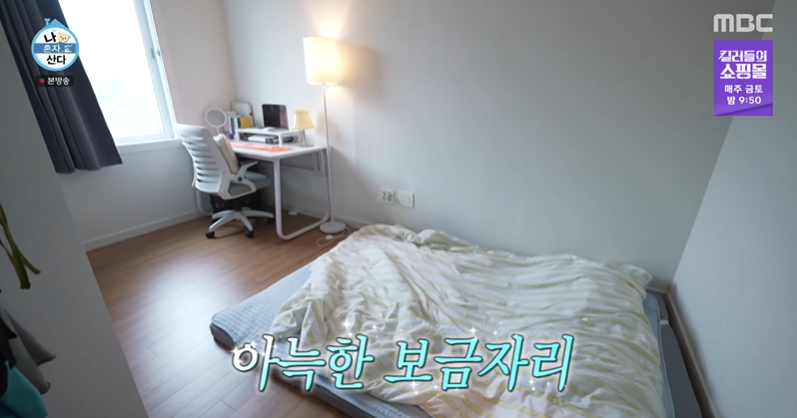 화이트 책상과 매트리스로 꾸며진 미니 오피스룸