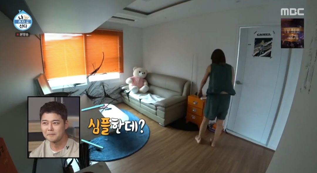 오렌지 톤 서랍장과 테디베어 소품이 놓인 세컨룸