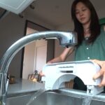 주방 싱크대에서 그릇을 세척하는 모습