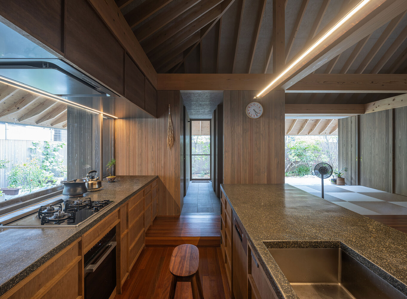 태풍이 와도 끄떡없는 목조 섬집, Amami House
