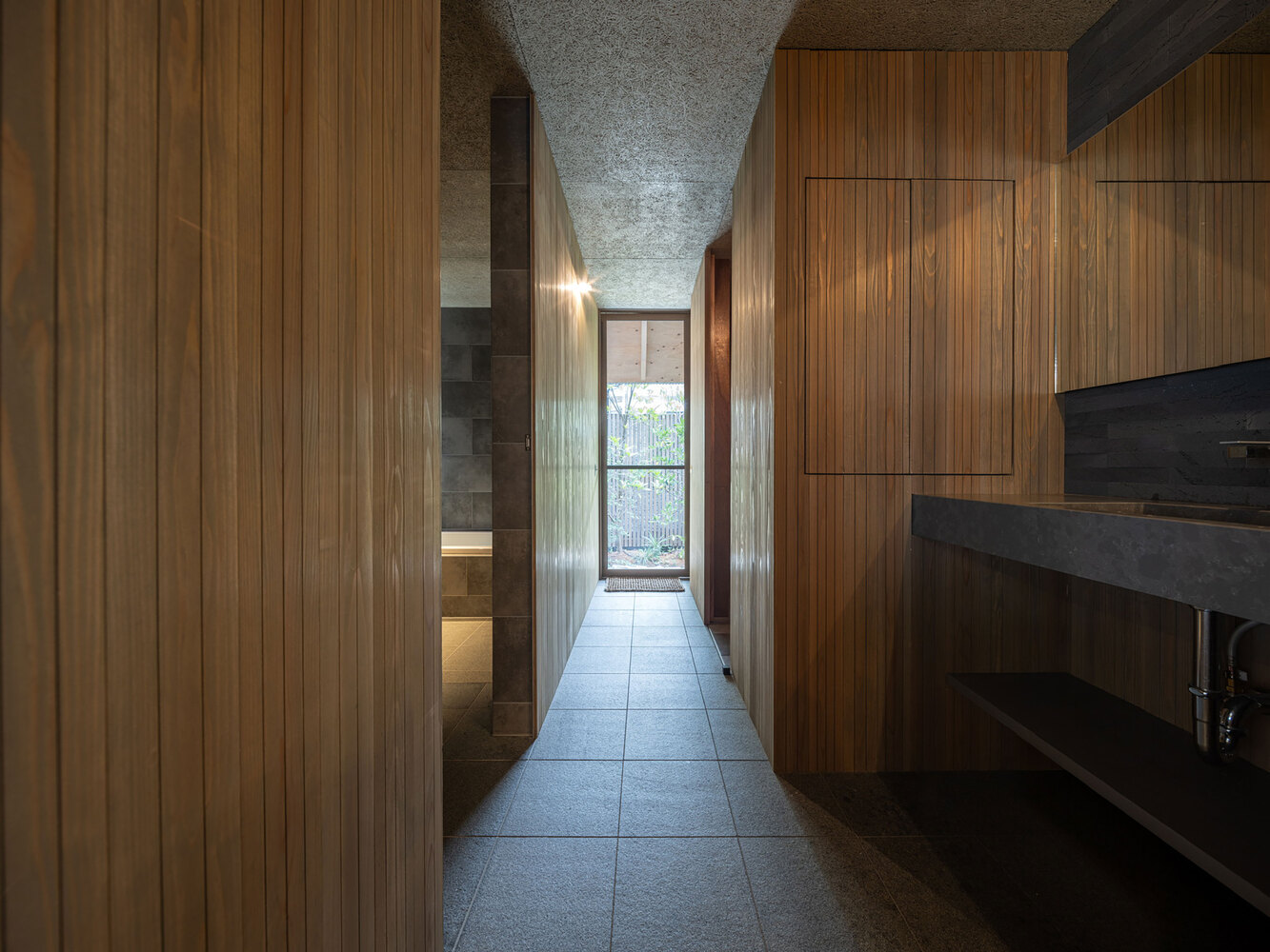 태풍이 와도 끄떡없는 목조 섬집, Amami House