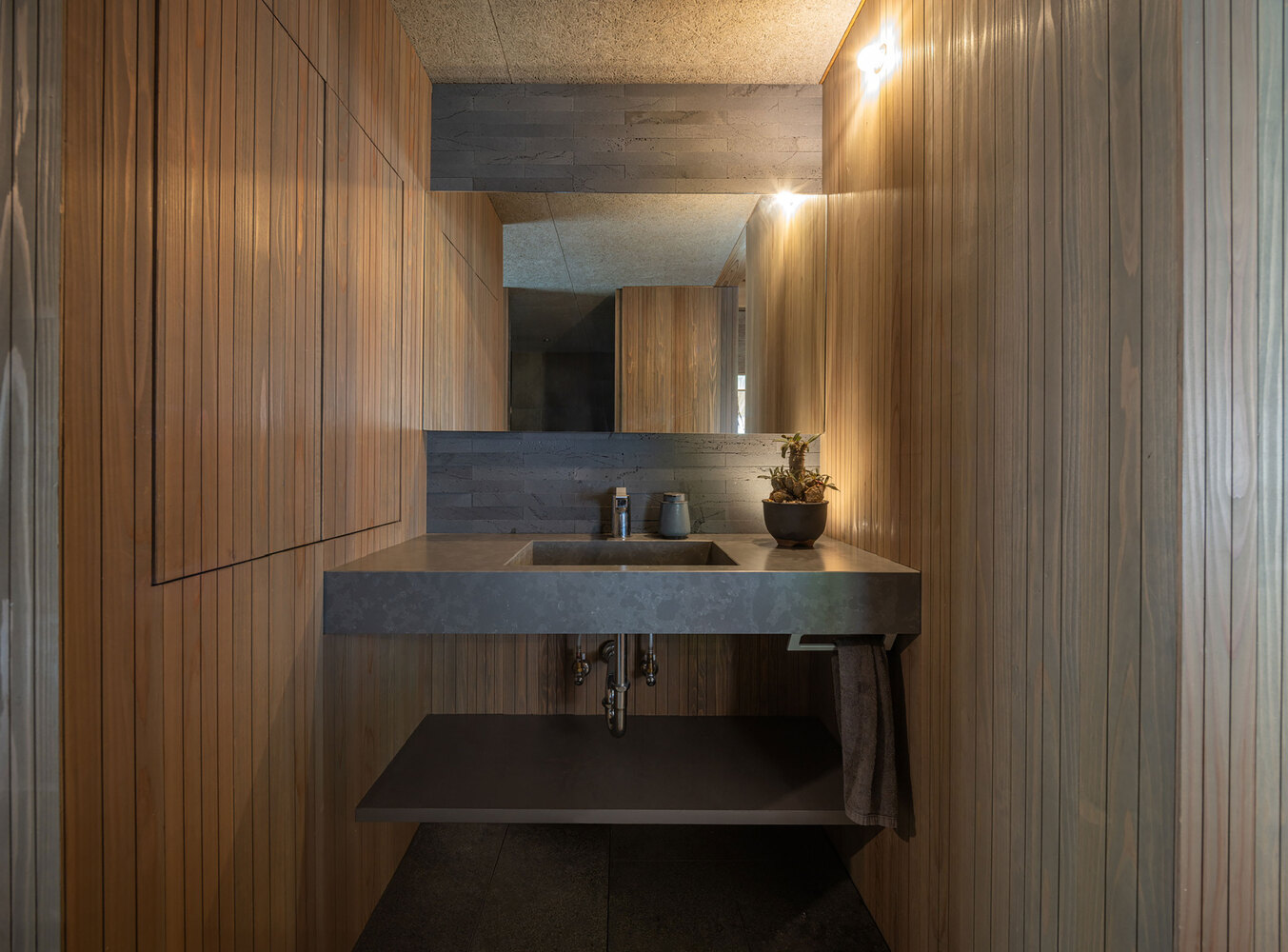 태풍이 와도 끄떡없는 목조 섬집, Amami House