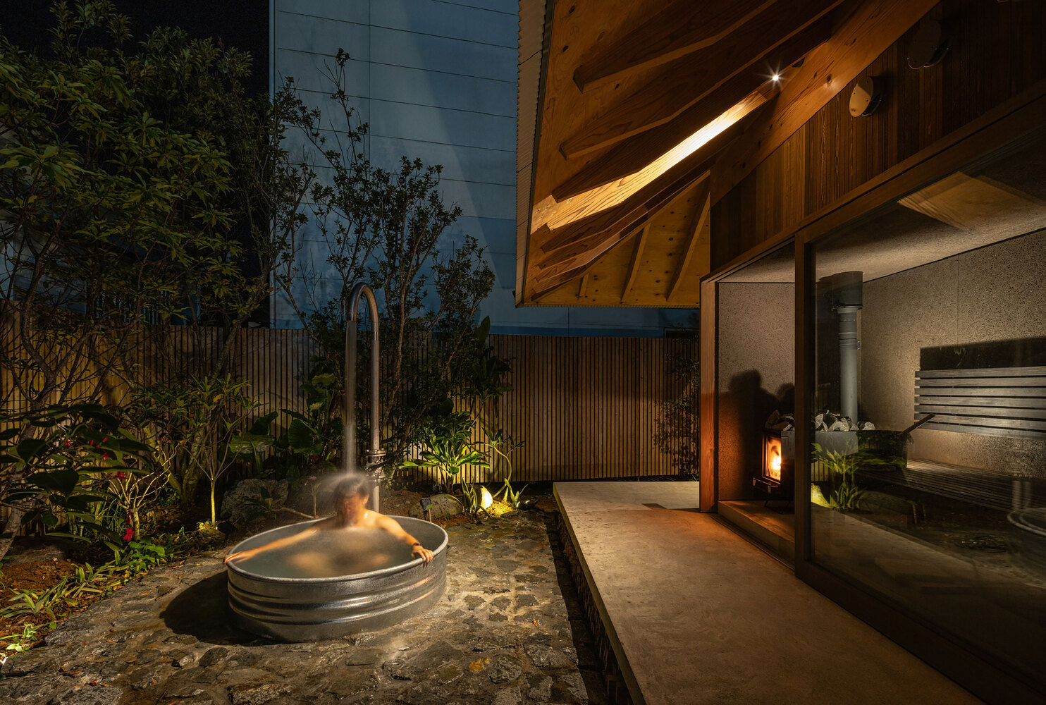 태풍이 와도 끄떡없는 목조 섬집, Amami House