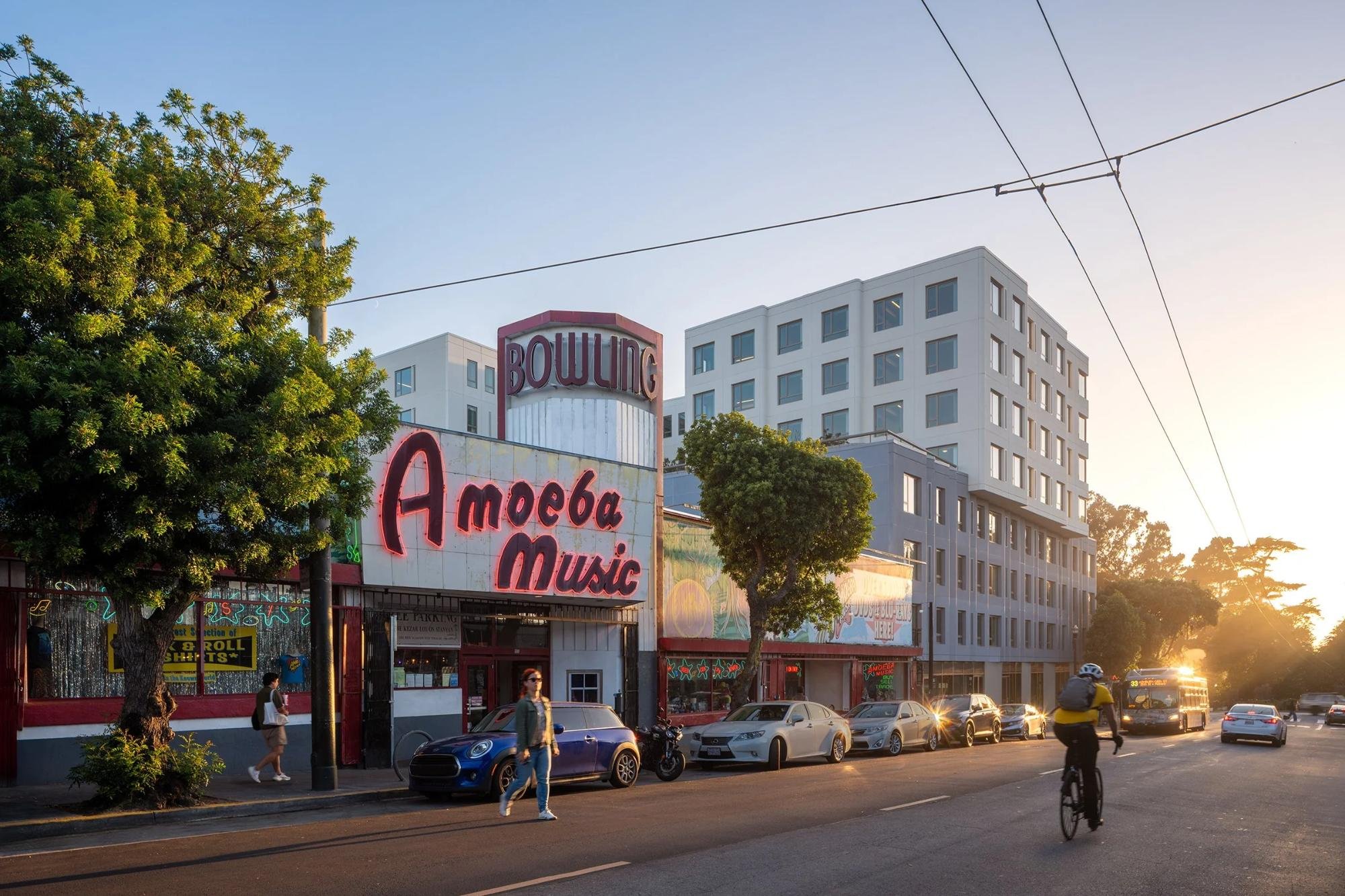 Haight Street의 Amoeba Music 옆으로 이어지는 730 Stanyan 외관