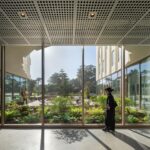 730 Stanyan 1층 유리 복도에서 본 중정