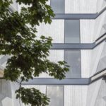 유리와 콘크리트 패널이 교차하는 Aethos Shoreditch 파사드 디테일