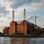 템스강 건너에서 본 Battersea Power Station 외관과 굴뚝 네 개