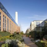 적벽돌 측면을 따라 조성된 Battersea Power Station 정원 산책로