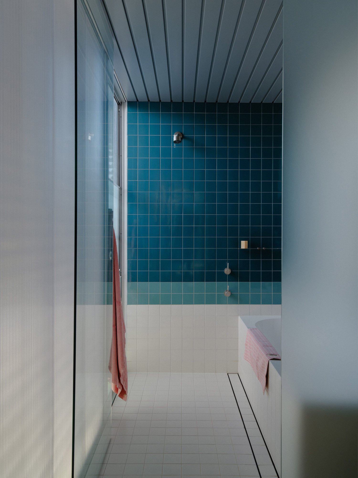 블루 타일로 마감한 Bondi House 욕실