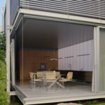낮에 통유리를 연 Bondi House 외부 다이닝 테라스