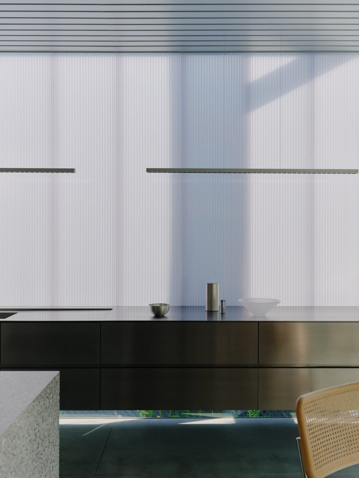 스테인리스 스틸 아일랜드가 있는 Bondi House 주방 디테일