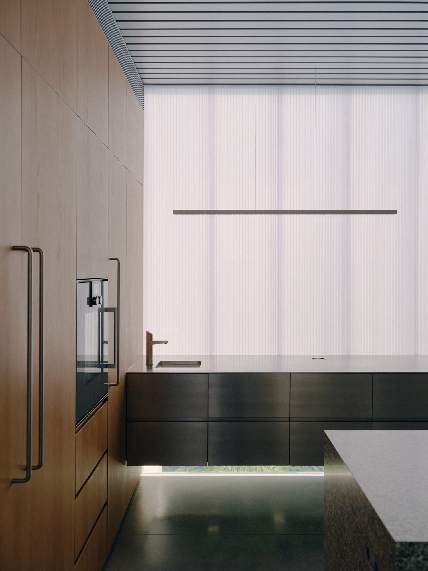 오크 수납장과 폴리카보네이트 벽을 두른 Bondi House 주방