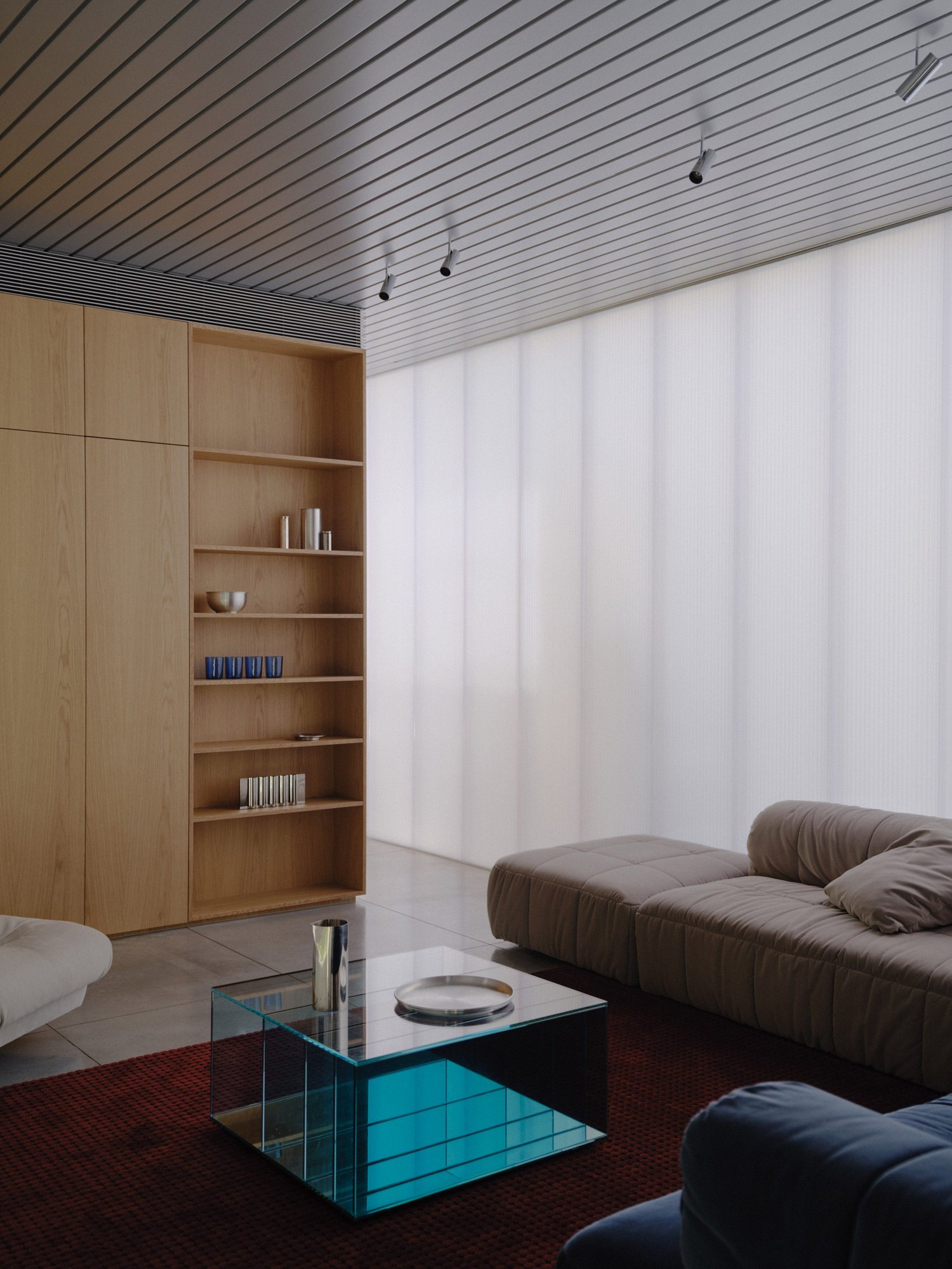 폴리카보네이트 벽으로 채광을 낸 Bondi House 거실