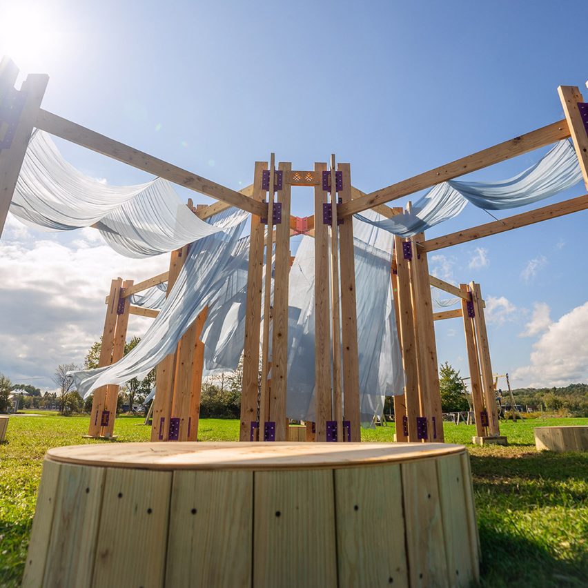 3D 프린팅 접합부로 목재 기둥을 연결한 BuildFest 2026 Wildflowers 구조물