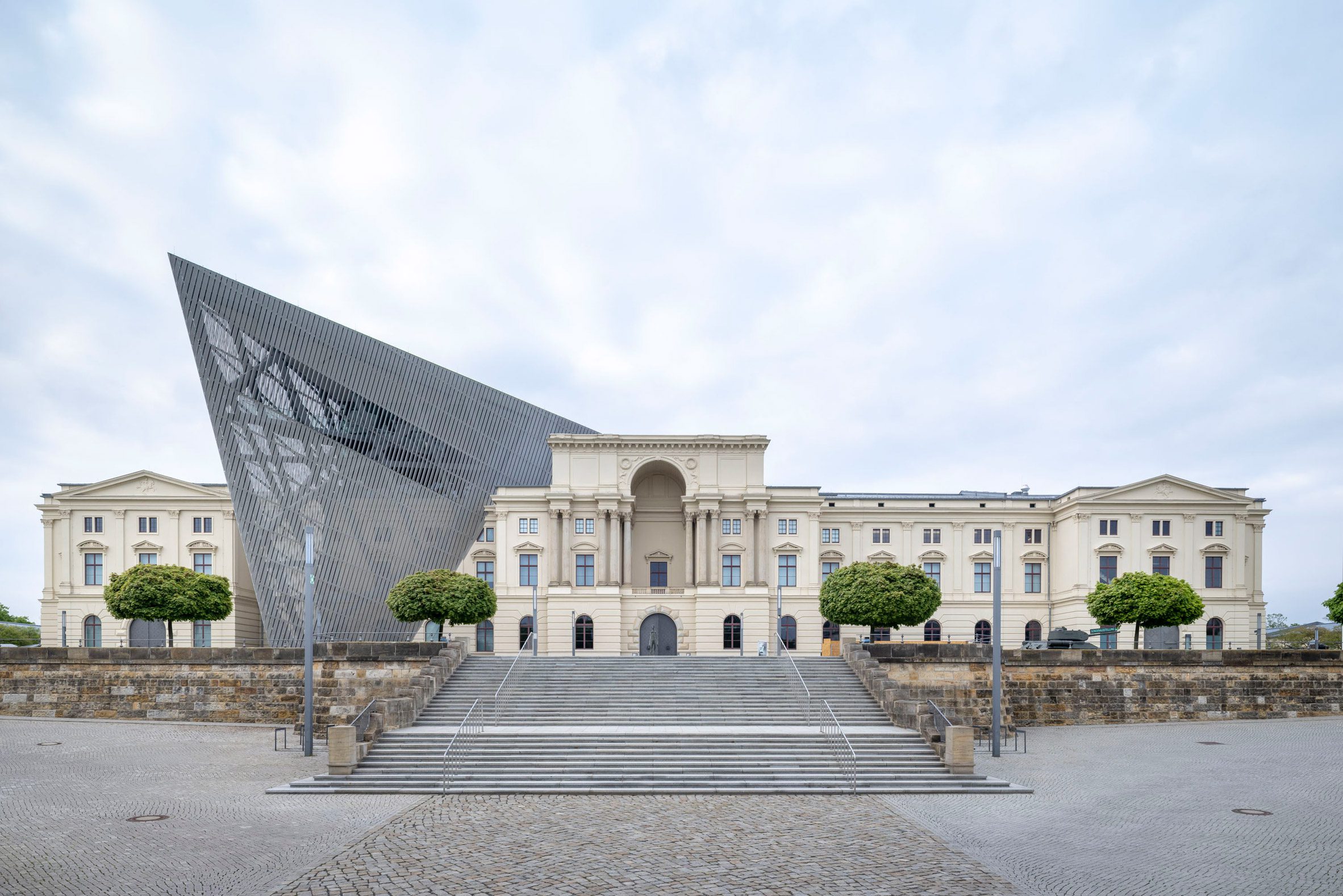 Libeskind가 설계한 군사사박물관(Bundeswehr Museum of Military History) 외관