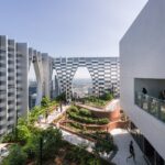 CapitaSpring 옥상 테라스와 산책로