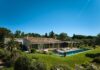 Carminati 전동 목재 창호 Skyline Drive를 한 면 전체에 두른 생트로페 인근 Villa Ramatuelle 외관과 수영장