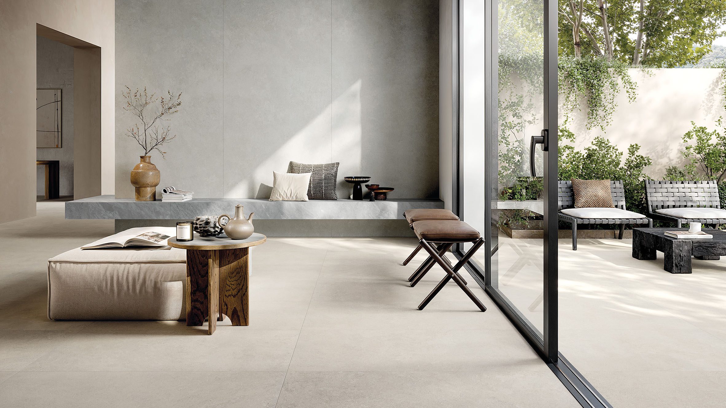 석회암 질감을 재현한 Ceramiche Keope Grace 타일이 시공된 거실과 야외 테라스