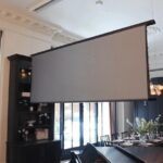 가벽 뒤에 숨긴 TV 스크린