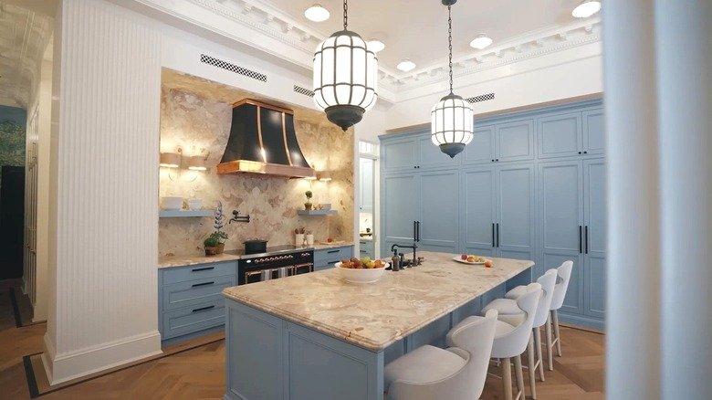 더스티 블루 캐비닛과 대리석 상판의 주방