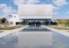 Farshid Moussavi Architects가 설계한 휴스턴 Ismaili Center 외관과 수경 공간