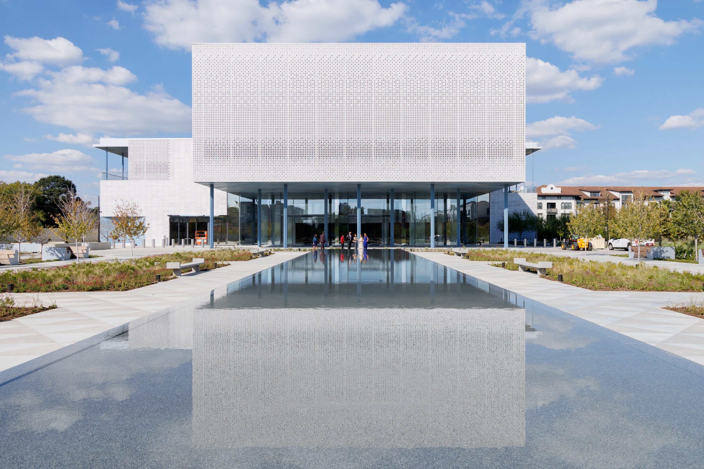 Farshid Moussavi Architects가 설계한 휴스턴 Ismaili Center 외관과 수경 공간