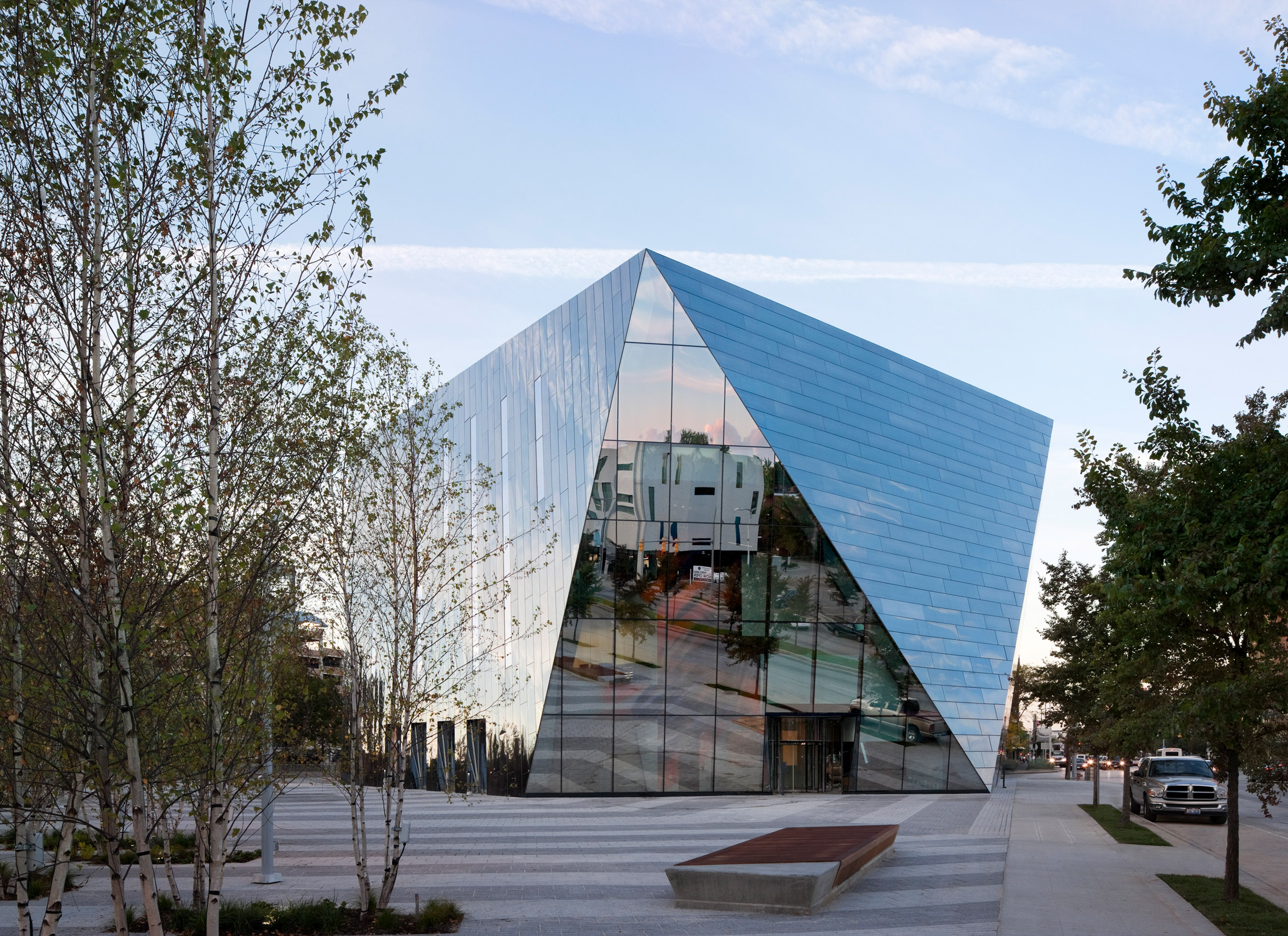 거울 같은 외피를 두른 다면체 건물 Museum of Contemporary Art Cleveland