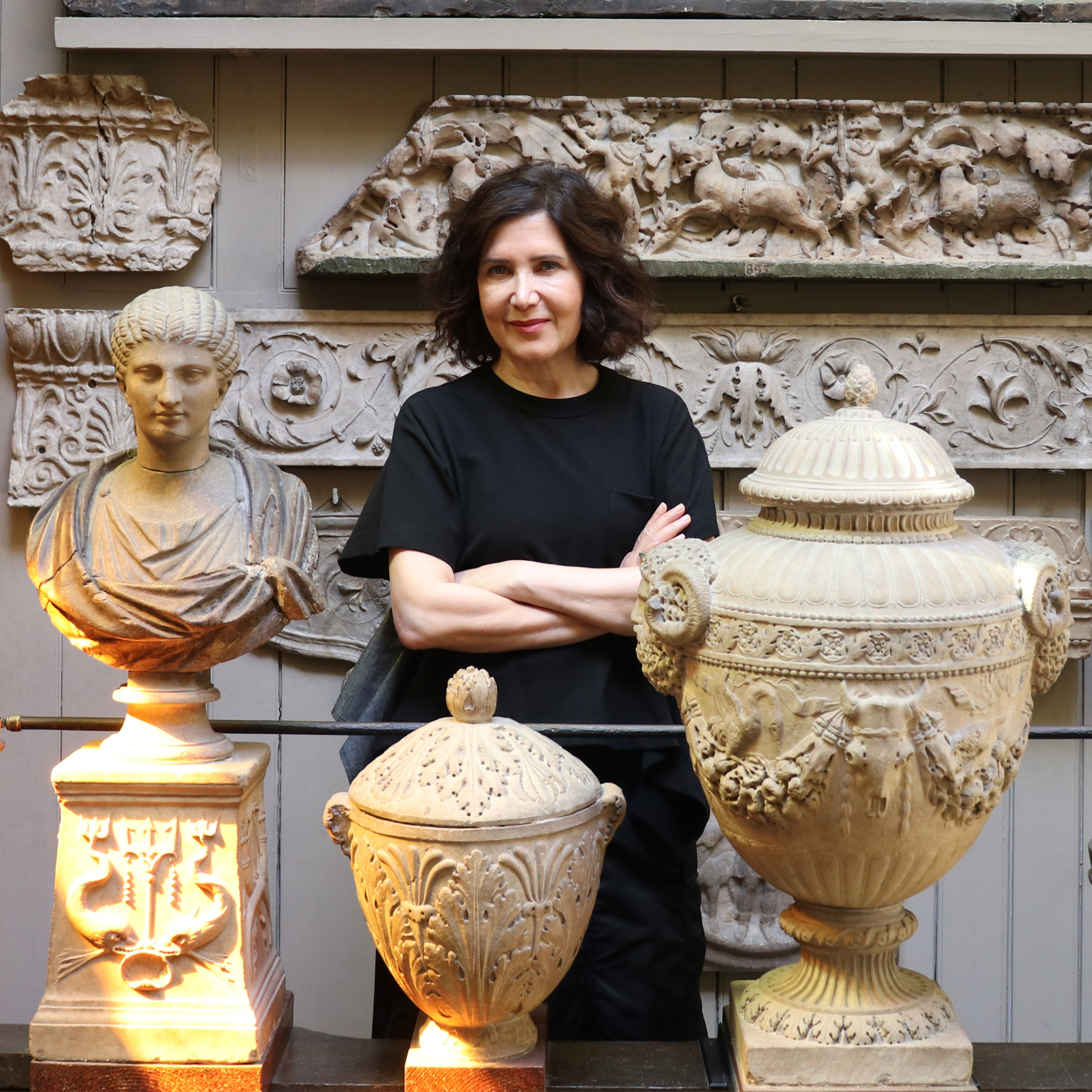 2026 Soane Medal 수상자인 건축가 Farshid Moussavi, Sir John Soane's Museum 소장품 사이에서