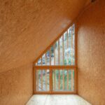 목재로 마감한 Felsenburg 다락의 삼각형 창