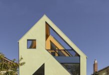 씨그린 박공지붕과 레드 타일 현관이 보이는 밴쿠버 단독주택 Fluevog House 정면 외관