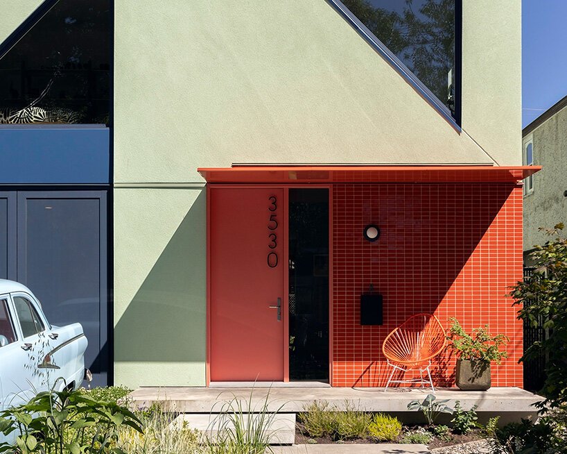 레드 타일로 마감한 Fluevog House 현관과 차양