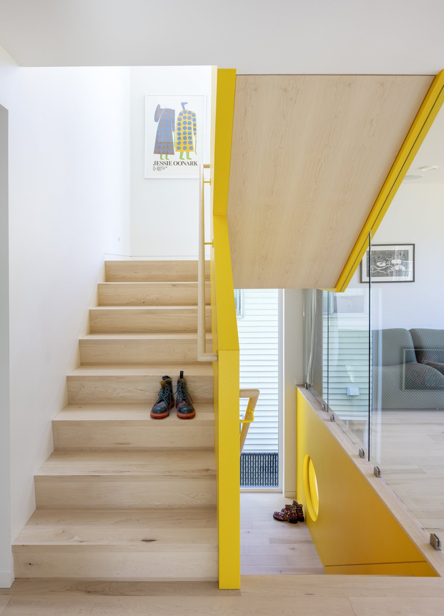 원목 계단과 옐로우 난간벽이 이어지는 Fluevog House 계단실