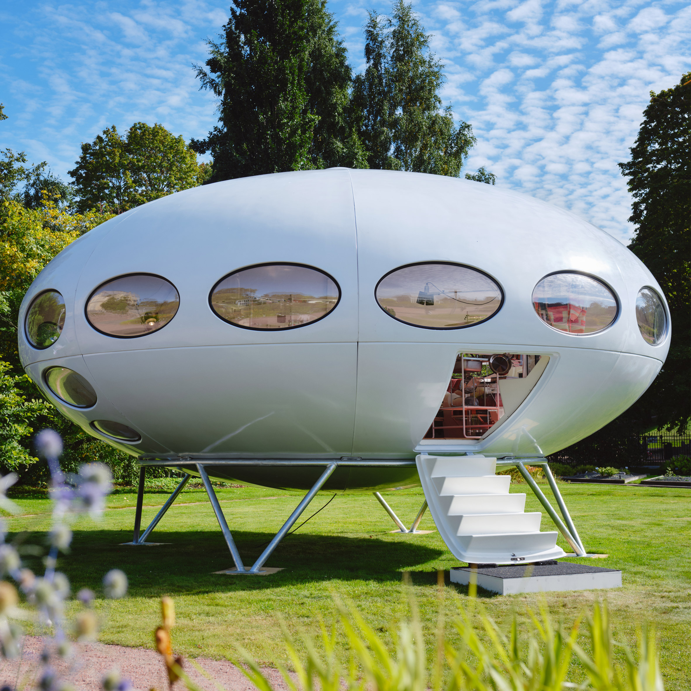 Marimekko가 인테리어를 맡은 UFO 모양 Futuro House 외관, 헬싱키