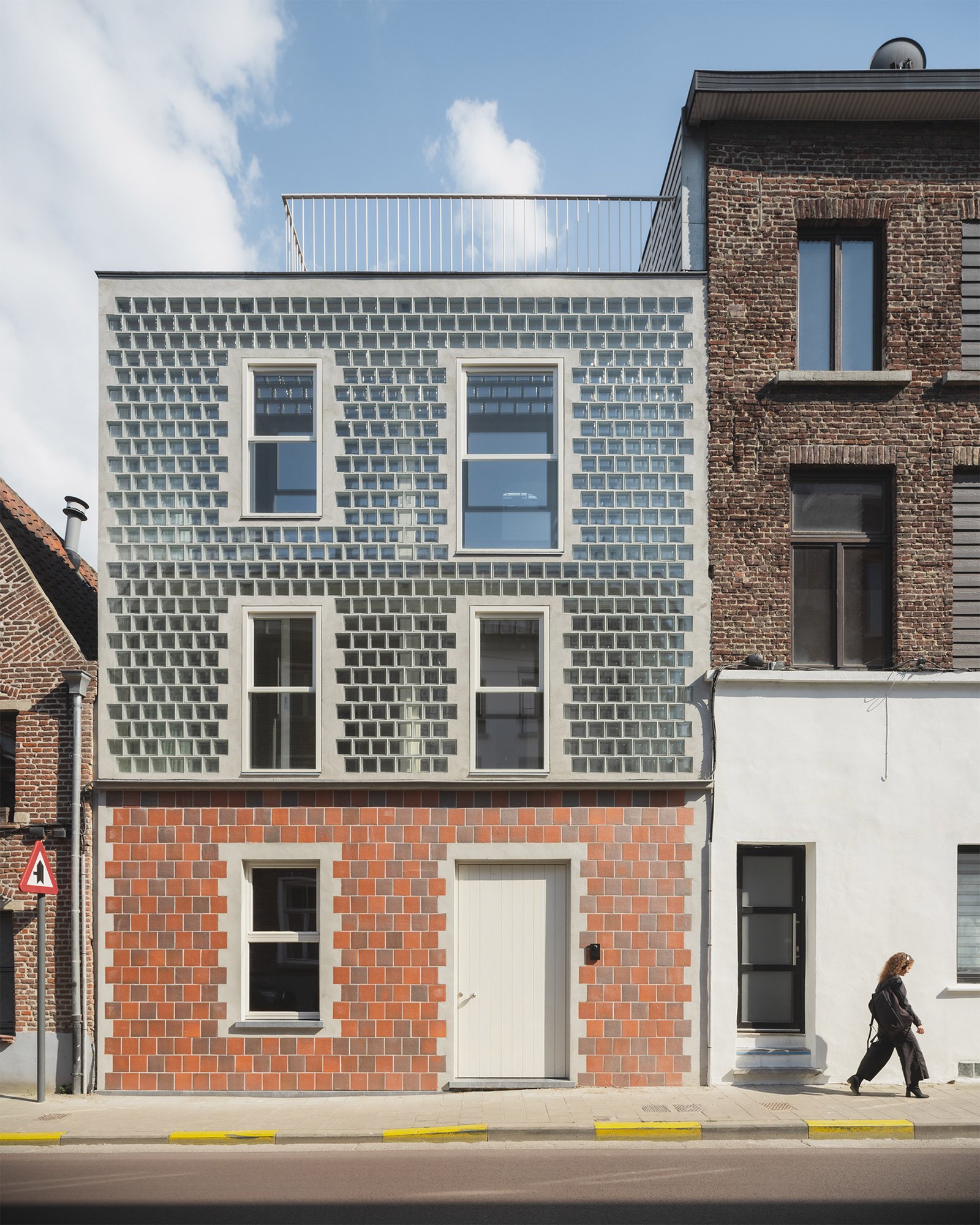 겐트 테라스하우스 사이 유리벽돌 파사드를 두른 Glass Brick House 외관