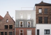 해질녘 유리벽돌 파사드에 불이 켜진 Glass Brick House
