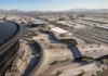 주차장을 광장으로 바꾸는 Grimshaw의 North Plaza 조감도, 뒤로 Allegiant Stadium이 보인다