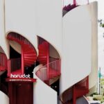 측면에서 본 Harudot Thonburi 곡면 벽과 옥상 레드 난간