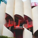 아래에서 올려다본 Harudot Thonburi 곡면 벽과 나선계단