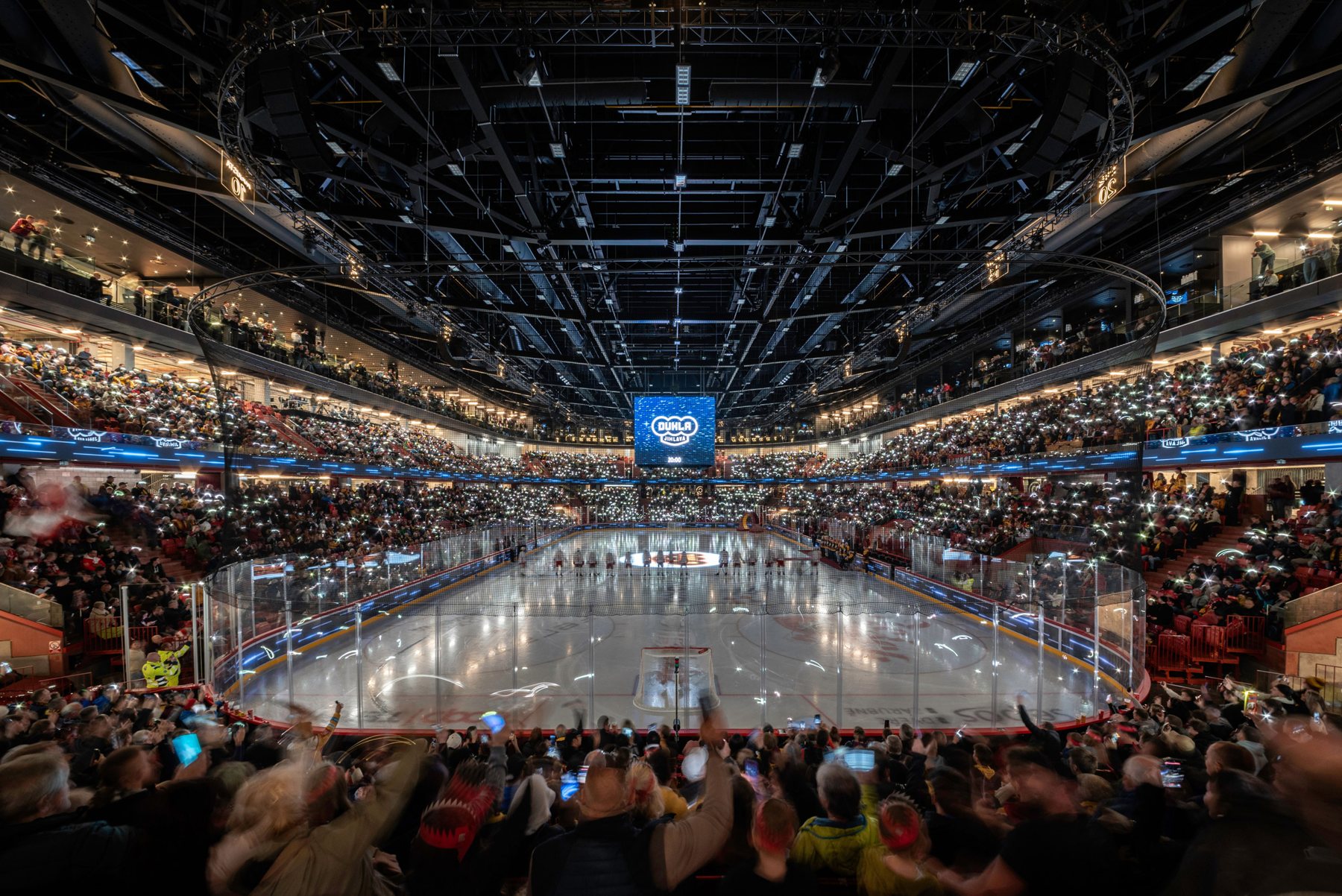 관중으로 가득 찬 Horácká Arena 아이스하키 경기장 내부