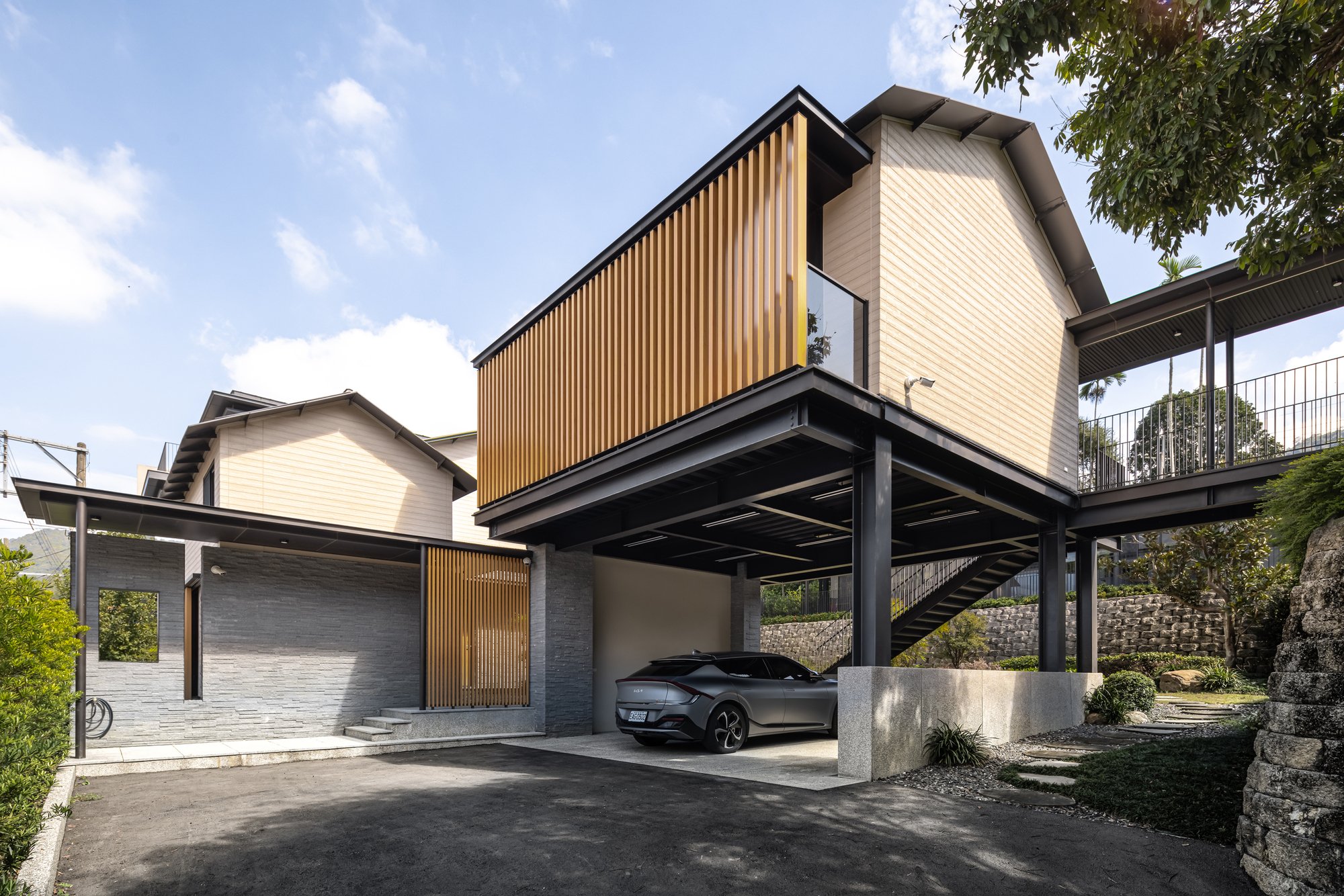 House of Cluster 진입로와 카포트, 목재 루버로 감싼 상부 볼륨