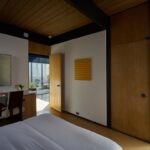 Hunt House 침실에서 데크로 이어지는 문