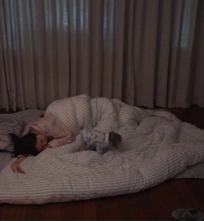 50평대 숙소 침실, 가구 없이 이불만 놓인 모습