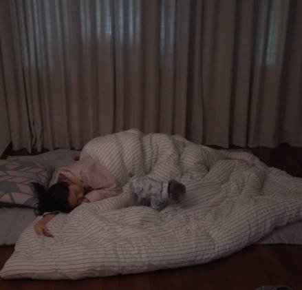 매트리스 없이 방바닥에 이불만 깔고 잠든 효연의 잠자리