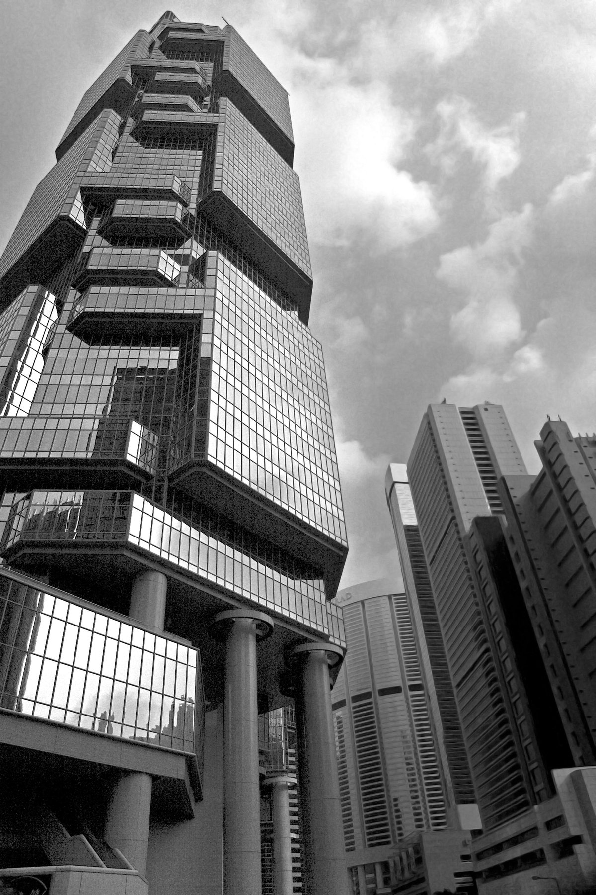 저각으로 올려다본 Lippo Centre 홍콩 오피스타워 흑백 사진