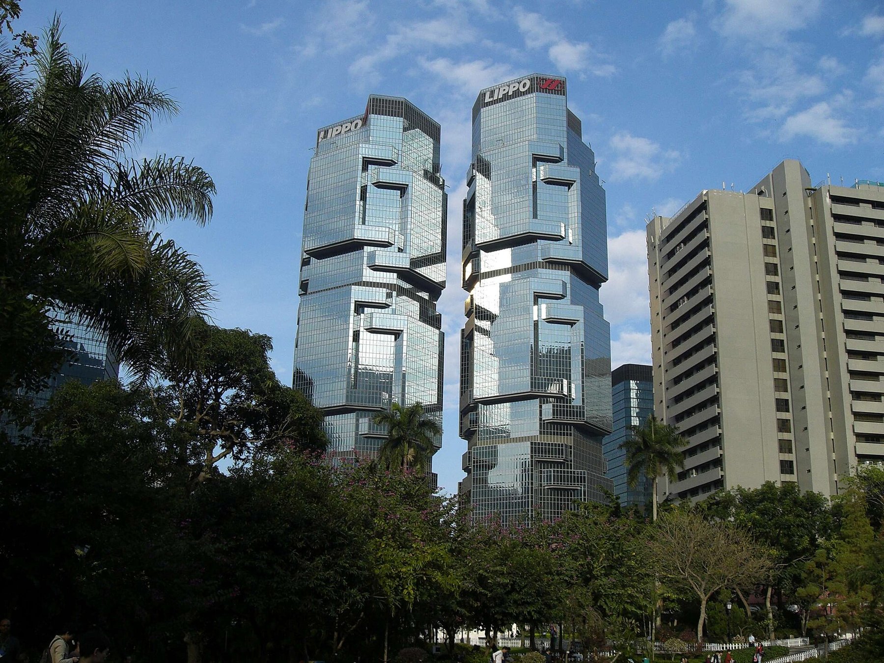 홍콩 파크에서 야자수 너머로 바라본 Lippo Centre 오피스타워